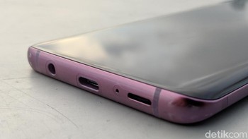 Bagian bawah terdapat slot USB Type C, jack audio dan speaker. Foto: Adi Fida Rahman/detikINET