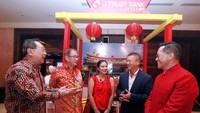 Hadir Direktur Utama PT Bank JTrust Indonesia Tbk. (J Trust Bank) Ritsuo Ando, didampingi oleh Direktur Budi T. Halim dan Komisaris Benny Luhur saat berbincang dengan nasabah prioritas pada perayaan imlek bersama nasabah di Jakarta, Selasa (13/3). Foto: dok. Jtrust Bank