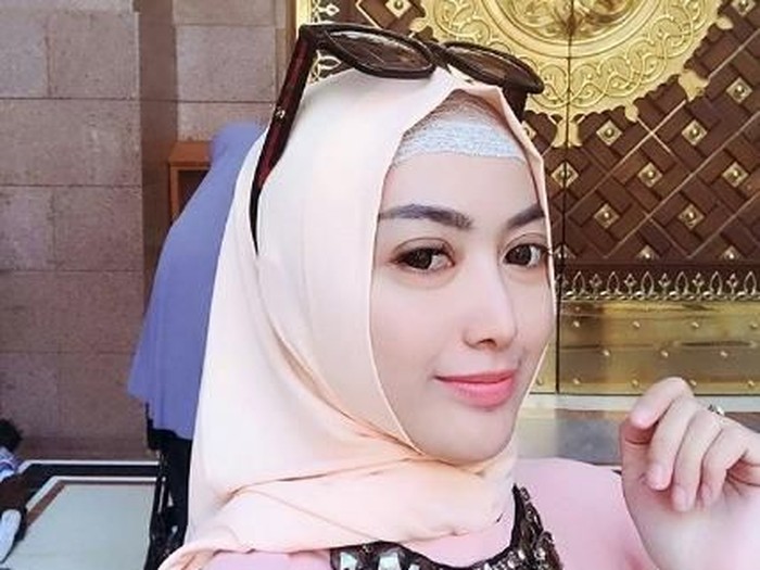 Tampil Berhijab, Cinta Ratu Boyong 4 Orangtua Jadi Saksi Perceraiannya