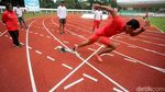 Atlet Pelatnas Atletik Berlatih di Stadion Madya