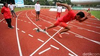 Seorang pelari melakukan sprint.