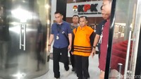 Penyuap hakim PN Tangerang, Agus Wiratno, yang diduga sebagai pihak pemberi suap dibawa ke tahanan ditahan KPK.