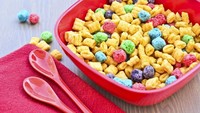 Identik dengan kemewahan, nyatanya Ratu Elizabeth gemar menyantap semangkuk sereal dari Kellogs. Tidak ada peralatan makan mewah, Ratu lebih suka menikmati serealnya di wadah plastik. Foto: iStock