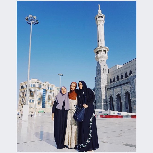 Dalam perjalanan umroh tersebut, Tika Bravani juga tampil mengenakan gamis dan hijab berwarna cokelat. Usai beribadah, ia pun foto bersama Cindy Fatika Sari yang sudah lebih dulu berhijab. Foto: Instagram