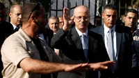 Otoritas Palestina menyalahkan kelompok Hamas yang menguasai Gaza sebagai pihak yang bertanggung jawab atas ledakan ini. Namun Palestina tidak secara langsung menuding Hamas yang melakukan serangan itu, melainkan hanya menyebut Hamas gagal memberikan pengamanan. (Foto: REUTERS/Mohammed Salem/File Photo)