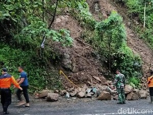 Hati-hati! Tebing Jalur Lumajang-Malang Retak dan Rawan Longsor