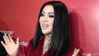 Dari dalam negeri ada Syahrini yang buka suara soal kabar kedekatannya dengan Mr.H belum lama ini. Foto: Syahrini (Palevi/detikHOT)