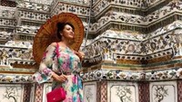 Seperti saat berkunjung ke Thailand, ia tampil dengan floral dress. (Dok. Instagram/farahquinnofficial)