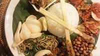 Ciri khas nasi campur Bali adalah lauknya yang sangat banyak. Foto postingan @reynoharyono ini sudah bikin lapar belom? Foto: Instagram