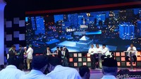 Senyum merekah diperlihatkan empat paslon saat menapaki panggung arena debat. Sang moderator lalu mempersilahkan satu persatu paslon menyampaikan visi dan misinya kepada publik baik yang hadir di lokasi debat maupun menyaksikan lewat layar kaca televisi.