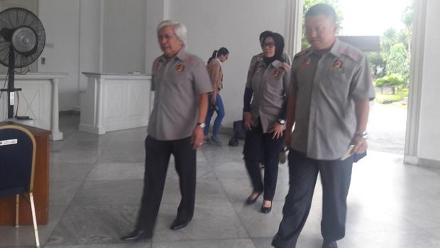 Setyo dan jajarannya yang berseragam Perbakin memasuki ruang tamu Balai Kota.
