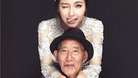 Oleh karena itu dia memutuskan untuk ‘menikahi’ kakeknya tersebut. Bukan menikah dalam arti sebenarnya tentu saja, Fu hanya mengambil foto sesi dengan kakeknya mengenakan pakaian khas pernikahan.   (Foto: Dok. SCMP via The Star)