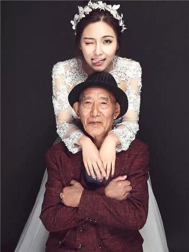 Foto pernikahan Fu Xuewei dengan kakeknya yang berumur 87 tahun