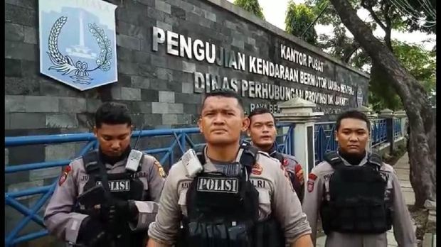 Tim Raimas Backbone Polres Metro Jakarta Timur menangkap 22 calo KIR menindaklanjuti laporan warga.