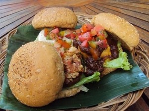 Yuk, Makan Siang dengan Salad dan Burger Sehat di Sini!