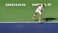 Filip Krajinovic harus mengakui keunggulan Federer setelah kalah dengan skor 2-6, 1-6. Reuters/Jayne Kamin.