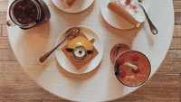  Wah, makannya banyak ya. Ada tiga piring kue dan dua gelas minuman. Kira-kira Awkarin makan sama siapa nih? Foto: Instagram @awkarin