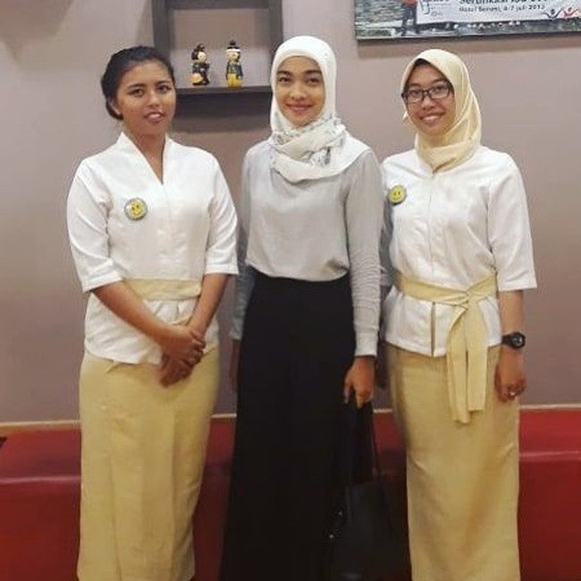 Saat mengunjungi tempat reflexy awal Maret lalu, Tika Bravani kembali tampil simple tapi tetap chic dengan balutan atasan berwarna putih dan scarf motif berwarna senada. Foto: Instagram