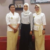 Saat mengunjungi tempat reflexy awal Maret lalu, Tika Bravani kembali tampil simple tapi tetap chic dengan balutan atasan berwarna putih dan scarf motif berwarna senada. Foto: Instagram