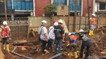 Foto: Gali Tanah, Petugas PGN Perbaiki Pipa Gas Bocor di Depan BNN