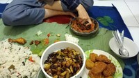 Duh, Rina Nose ngulek sambal sendiri buat dicampur jengkol goreng plus tahu dan tempe goreng di depannya. Dimakan pakai nasi liwet beralaskan daun pisang pasti lezat. Jadi mau, deh! Foto: Instagram @wantocah_wonosobo