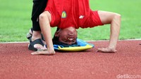 Seorang atlet melatih keseimbangan.