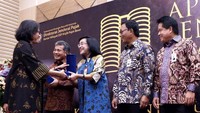 Direktur Hubungan Kelembagaan dan Transaksional Perbankan BNI Adi Sulistyowati juga menerima penghargaan karena PT Bank Negara Indonesia (Persero) Tbk atau BNI tercatat sebagai salah satu Wajib Pajak Badan yang membayarkan kewajiban pajak kepada negara secara patuh. Foto: dok. Kemenkeu