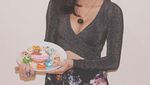 Mau Tahu Pose Selebgram Awkarin Saat Makan? Intip 10 Foto Ini