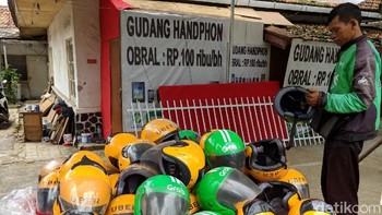 Helm-helm ini banyak diobral. Foto: Adi Fida Rahman/detikINET