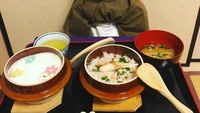 Maro tampil dengan berbagai kostum menarik sekaligus mengenakan ragam atribut yang mewakili budaya dan makanan di hadapannya. Foto: Instagram @rinne172