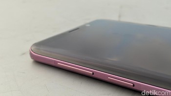 Sisi kiri bodi terdapat tombol pengaturan volume dan Bixby. Foto: Adi Fida Rahman/detikINET