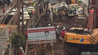 Setelah berdiskusi di area luar kebocoran gas, sebagian pekerja mulai masuk ke area pipa gas yang bocor. Mereka kemudian melakukan kegiatan perbaikan di area dalam. Para petugas itu mulai mendekat ke titik kebocoran gas. Terpal biru yang sebelumnya menutup pipa gas yang bocor itu pun dibuka.