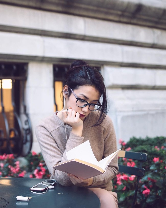 Hanya Velove Vexia yang bisa tetap terlihat cantik dan elegan saat membaca buku dan memegang pulpen. Foto: Dok. Instagram Velove Vexia