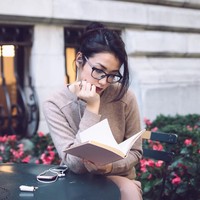 Hanya Velove Vexia yang bisa tetap terlihat cantik dan elegan saat membaca buku dan memegang pulpen. Foto: Dok. Instagram Velove Vexia