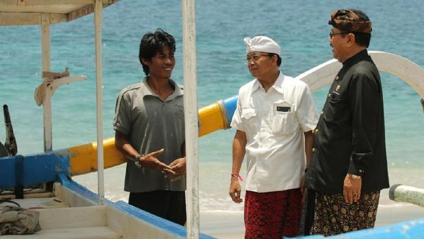 Wayan Koster dan Cok Ace kampanye di Pantai Prasi, Karangasem.