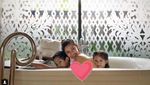 Momen Kebersamaan Nana Mirdad dan Buah Hatinya