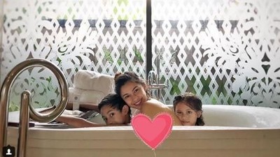 Momen Kebersamaan Nana Mirdad dan Buah Hatinya