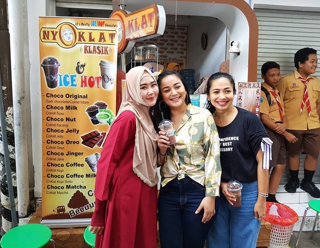 Setelah videonya nyawer dengan uang puluhan juta rupiah viral, Bu Dendy membuat orang penasaran. Belakangan diketahui dia adalah pengusaha minuman cokelat yang sukses memiliki banyak franchise. Dan pasca aksinya nyawer itu, dia didatangi Feni Rose serta Juwita Bahar untuk syuting sebuah acara televisi. Foto: Instagram Ovie Ovie Nyoklat Klasik