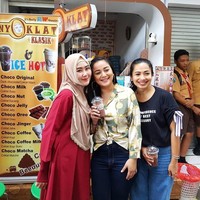 Setelah videonya nyawer dengan uang puluhan juta rupiah viral, Bu Dendy membuat orang penasaran. Belakangan diketahui dia adalah pengusaha minuman cokelat yang sukses memiliki banyak franchise. Dan pasca aksinya nyawer itu, dia didatangi Feni Rose serta Juwita Bahar untuk syuting sebuah acara televisi. Foto: Instagram Ovie Ovie Nyoklat Klasik