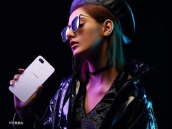 Penampakan Keren Oppo R15 Saat Digenggam