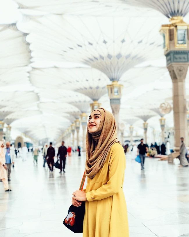 Tika Bravani juga memilih hijab instan yang terbuat dari bahan rajut. Memakai hijab yang senada dengan gamis yang ia pakai, membuatnya tampil sederhana tapi tetap menawan. Foto: Instagram