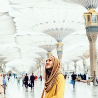 Tika Bravani juga memilih hijab instan yang terbuat dari bahan rajut. Memakai hijab yang senada dengan gamis yang ia pakai, membuatnya tampil sederhana tapi tetap menawan. Foto: Instagram