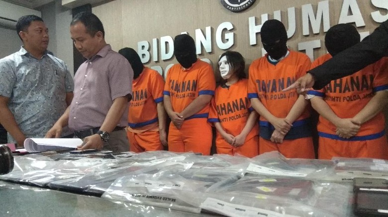 Polisi Bekuk Lima Pelaku Taksi Online Antar Tuyul Polisi Bekuk Lima Pelaku Taksi Online Antar Tuyul