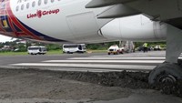 Saat itu pesawat sedang akan akan take off. Saat pesawat tengah berjalan ke runway, roda pesawat keluar dari landasan taxi.