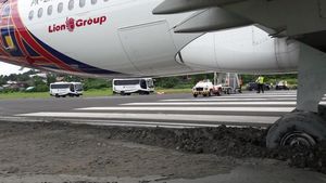 Foto: Roda Batik Air yang Terjerembab ke Pasir di Bandara Manokwari