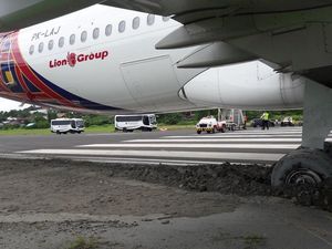 Foto: Roda Batik Air yang Terjerembab ke Pasir di Bandara Manokwari