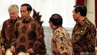 Presiden Joko Widodo didampingi Menko Maritim Luhut B Panjaitan, Menteri Perdagangan Enggartiasto Lukita, Seskab Pramono Anung dan Wakil Menlu, AM Fachir menerima kunjungan delegasi US-ASEAN Business Council di Istana Merdeka, Jakarta, Selasa (13/03/2018).