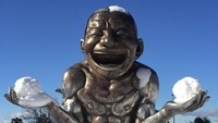 Melancong ke Vancouver, Kanada, sempatkan ke Morton Park di 1800 Morton Avenue. Ada patung yang bikin siapa saja tiba-tiba ingin ikut tertawa (van_biennale/Instagram)