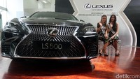 Dua wanita cantik Miss Universe Demi-Leigh Nel-Peters (kiri) dan Puteri Indonesia 2018 Sonia Fergina (kanan) berpose dengan Lexus LS500.