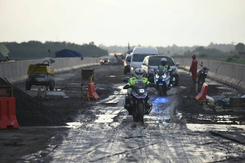 Kakorlantas Royke Lumowa mengendarai motor. Foto: Screenshot Instagram @ntmc_polri Kakorlantas Royke Lumowa mengendarai motor. Foto: Screenshot Instagram @ntmc_polri